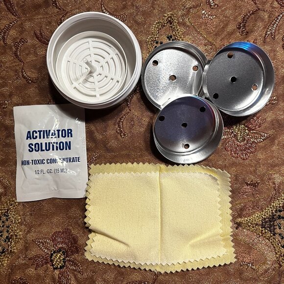 NEW! INSTANT SILVER JEWELRY CLEANER - COMES WITH TRAYS, BASKET, SOLUTION & CLOTH - Picture 3 of 3